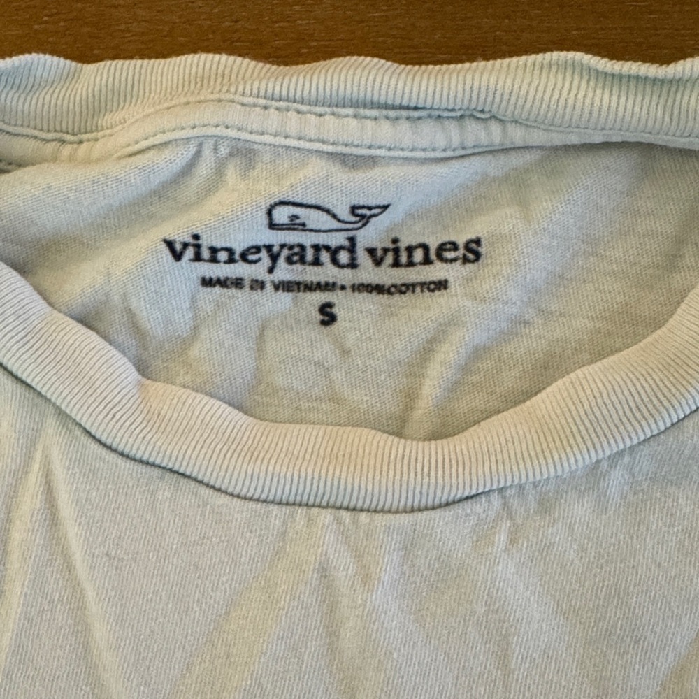 Vineyard Vines light blue Tee with Colorful Beach Graphic - Picture 4 of 5